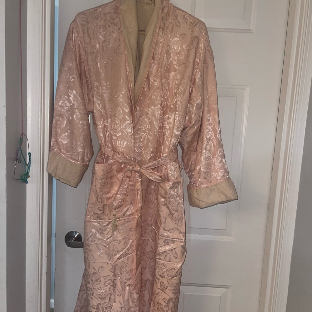 Victoria Secret Elegant Peach Floral Robe Size M/L
